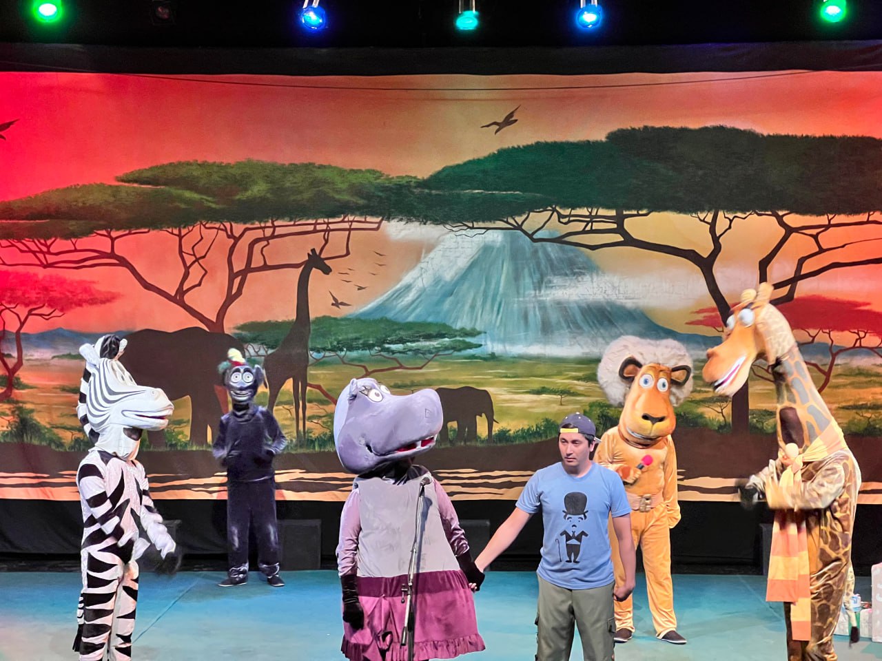 O'zbekiston davlat yosh tomoshabinlar teatrida “Bolakay va Madagaskar” spektakli rus tilida namoyish etildi
